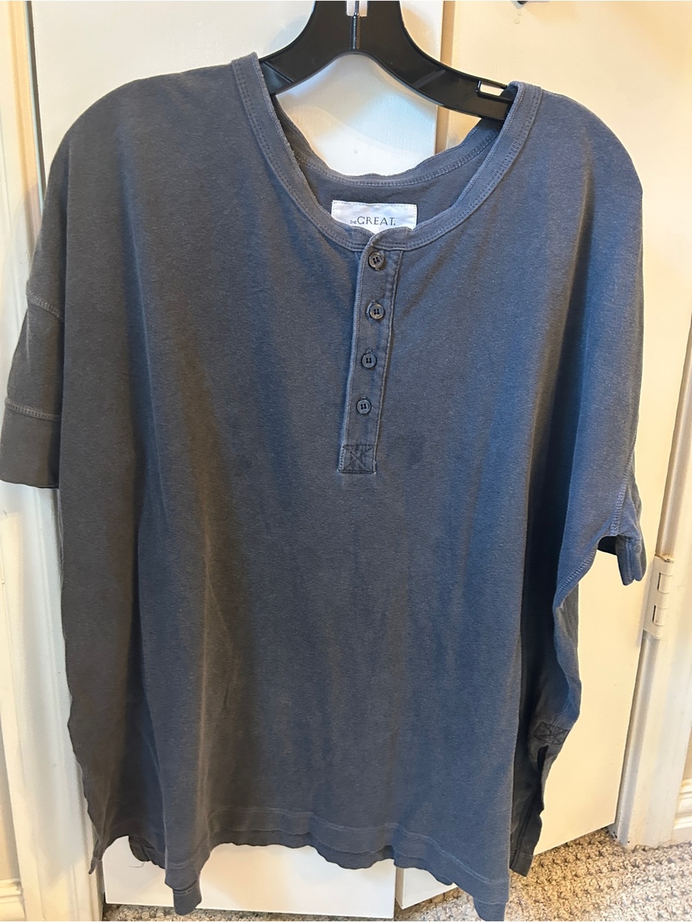 THE GREAT. Women’s Short-Sleeve Henley in Charcoal